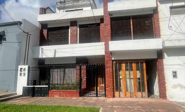 Casa con Departamento en venta en Quilmes Oeste
