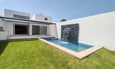 Casa de un nivel con alberca privada cerca del centro de Yautepec, Mor