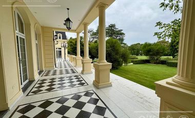 Casa estilo francés en Abril Club de Campo con vista a golf. Hudson.