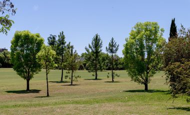 Casa estilo francés en Abril Club de Campo con vista a golf. Hudson.