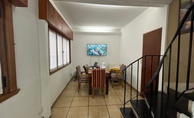 PH en excelente ubicación , con patio, balcón,  y terraza propia. Sin expensas.