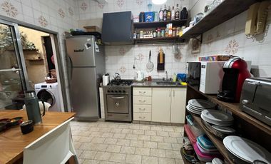 PH en excelente ubicación , con patio, balcón,  y terraza propia. Sin expensas.