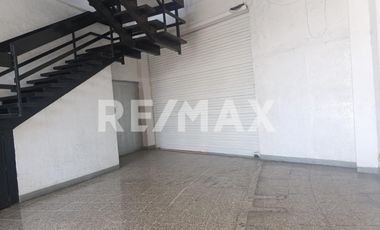 Renta de un piso en edificio comercial frente al mercado de abastos de Oaxaca - (3)