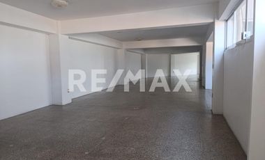 Renta de un piso en edificio comercial frente al mercado de abastos de Oaxaca - (3)
