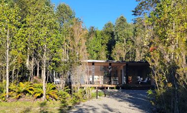 Preciosa casa rodeada de bosque nativo a 15 minutos del centro de Puerto Varas