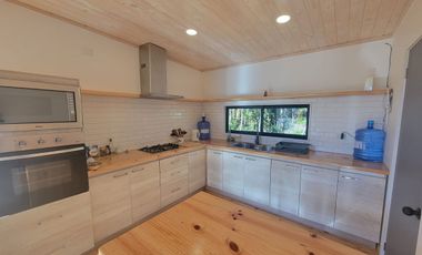 Preciosa casa rodeada de bosque nativo a 15 minutos del centro de Puerto Varas