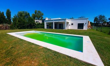 Casa en venta - 3 Dormitorios 5 Baños - 946mts2 - Escobar