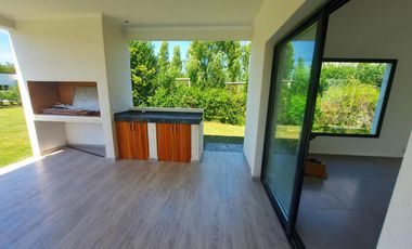Casa en venta - 3 Dormitorios 5 Baños - 946mts2 - Escobar