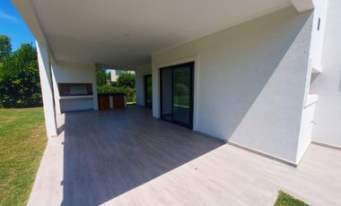 Casa en venta - 3 Dormitorios 5 Baños - 946mts2 - Escobar
