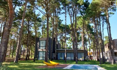 Casa con pileta y vista al golf, en Isla del Golf, Pinamar