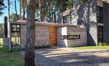 Casa con pileta y vista al golf, en Isla del Golf, Pinamar