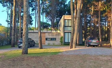 Casa con pileta y vista al golf, en Isla del Golf, Pinamar