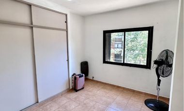 Departamento en Venta de 2 dormitorios y balcón al frente. Excelente ubicación centro Campana.