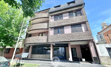 Departamento en Venta de 2 dormitorios y balcón al frente. Excelente ubicación centro Campana.