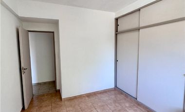 Departamento en Venta de 2 dormitorios y balcón al frente. Excelente ubicación centro Campana.