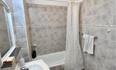 Departamento en Venta de 2 dormitorios y balcón al frente. Excelente ubicación centro Campana.