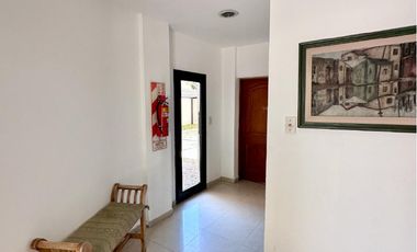 Departamento en Venta de 2 dormitorios y balcón al frente. Excelente ubicación centro Campana.