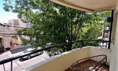 Departamento en Venta de 2 dormitorios y balcón al frente. Excelente ubicación centro Campana.