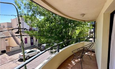 Departamento en Venta de 2 dormitorios y balcón al frente. Excelente ubicación centro Campana.