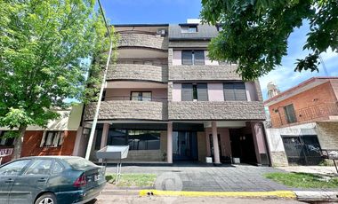 Departamento en Venta de 2 dormitorios y balcón al frente. Excelente ubicación centro Campana.