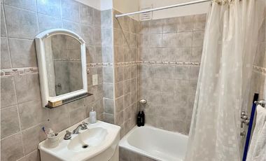 Departamento en Venta de 2 dormitorios y balcón al frente. Excelente ubicación centro Campana.