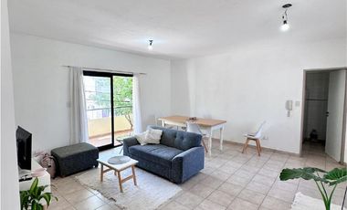 Departamento en Venta de 2 dormitorios y balcón al frente. Excelente ubicación centro Campana.