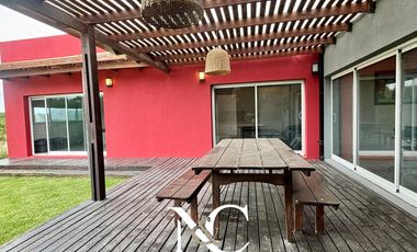 Casa en venta de 4 ambientes en Costa Esmeralda