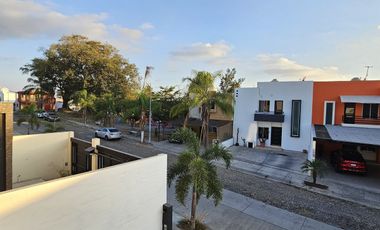 RESIDENCIA  DOS PLANTAS, 3 RECÁMARAS, 3 BAÑOS, COCHERA PARA 2 AUTOS