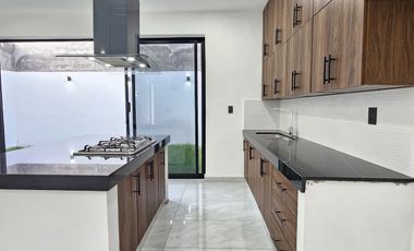 RESIDENCIA  DOS PLANTAS, 3 RECÁMARAS, 3 BAÑOS, COCHERA PARA 2 AUTOS