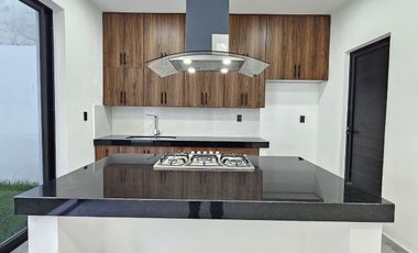 RESIDENCIA  DOS PLANTAS, 3 RECÁMARAS, 3 BAÑOS, COCHERA PARA 2 AUTOS