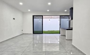 RESIDENCIA  DOS PLANTAS, 3 RECÁMARAS, 3 BAÑOS, COCHERA PARA 2 AUTOS