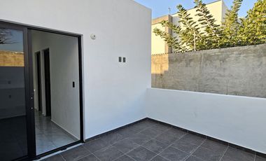 RESIDENCIA  DOS PLANTAS, 3 RECÁMARAS, 3 BAÑOS, COCHERA PARA 2 AUTOS