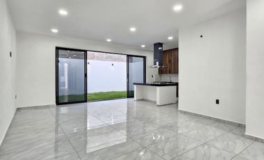 RESIDENCIA  DOS PLANTAS, 3 RECÁMARAS, 3 BAÑOS, COCHERA PARA 2 AUTOS