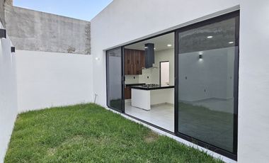 RESIDENCIA  DOS PLANTAS, 3 RECÁMARAS, 3 BAÑOS, COCHERA PARA 2 AUTOS
