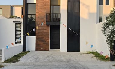 RESIDENCIA  DOS PLANTAS, 3 RECÁMARAS, 3 BAÑOS, COCHERA PARA 2 AUTOS