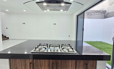 RESIDENCIA  DOS PLANTAS, 3 RECÁMARAS, 3 BAÑOS, COCHERA PARA 2 AUTOS