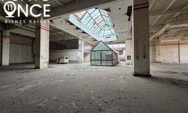 Espectacular local comercial:  6,940 m2 en Center Plazas.