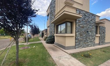 VENDO CHALET  MODERNO EN B PRIVADO PINAR DEL SOL VI MAIPU GUTIERREZ