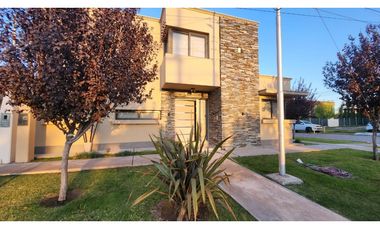 VENDO CHALET  MODERNO EN B PRIVADO PINAR DEL SOL VI MAIPU GUTIERREZ