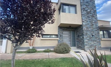 VENDO CHALET  MODERNO EN B PRIVADO PINAR DEL SOL VI MAIPU GUTIERREZ