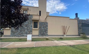 VENDO CHALET  MODERNO EN B PRIVADO PINAR DEL SOL VI MAIPU GUTIERREZ