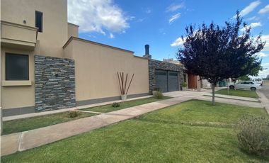 VENDO CHALET  MODERNO EN B PRIVADO PINAR DEL SOL VI MAIPU GUTIERREZ