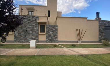 VENDO CHALET  MODERNO EN B PRIVADO PINAR DEL SOL VI MAIPU GUTIERREZ