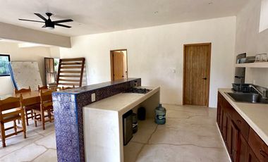 SE VENDE TERRENO EN RAUDALES, Q. ROO, CON BELLA CASA A ORILLA DEL LAGO