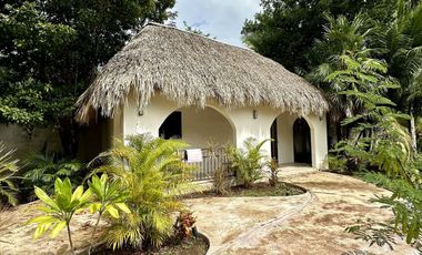 SE VENDE TERRENO EN RAUDALES, Q. ROO, CON BELLA CASA A ORILLA DEL LAGO