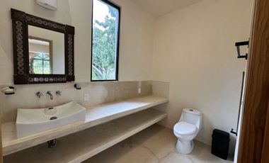 SE VENDE TERRENO EN RAUDALES, Q. ROO, CON BELLA CASA A ORILLA DEL LAGO