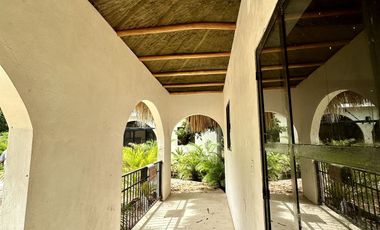 SE VENDE TERRENO EN RAUDALES, Q. ROO, CON BELLA CASA A ORILLA DEL LAGO