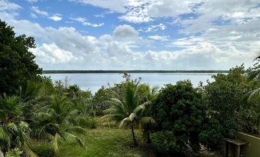 SE VENDE TERRENO EN RAUDALES, Q. ROO, CON BELLA CASA A ORILLA DEL LAGO