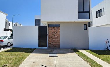 CASA EN VENTA ZONA NORTE DE VILLA DE ÁLVAREZ, 2 PLANTAS, 2 RECÁMARAS, 3 BAÑOS