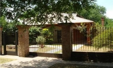 Chalet 6 ambientes sobre lote amplio- Ituzaingó